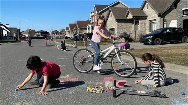 « La Municipalité n'a aucunement l'intention d'interdire aux petits joueurs de hockey de jouer dans la rue ».