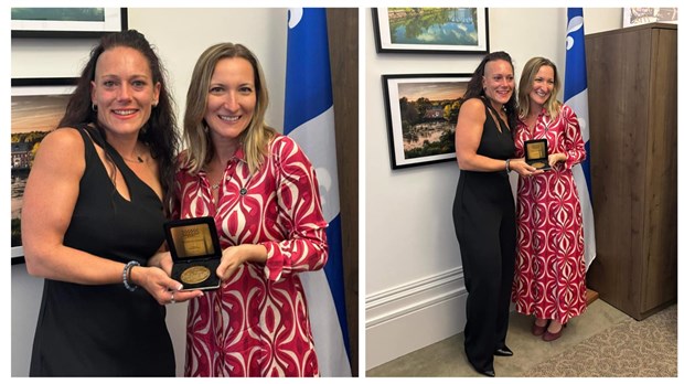 Chantal Darcy reçoit la médaille de l'Assemblée nationale