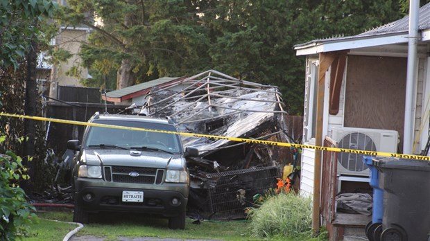 Un véhicule récréatif et deux bâtiments endommagés par le feu à Salaberry-de-Valleyfield 