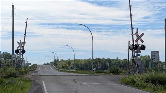 Complete closure of the Chemin Saint-Emmanuel level crossing  