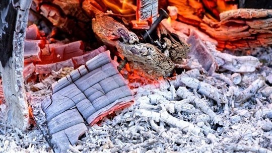 Attention aux cendres chaudes des foyers extérieurs