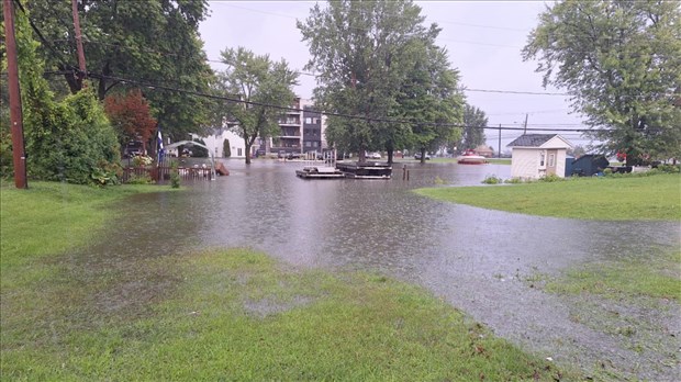 Inondations : plusieurs milliers de personnes privées d'électricité