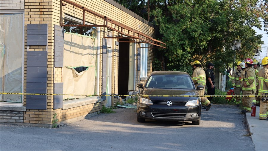 Un véhicule termine sa course dans un bâtiment abandonné après une collision 