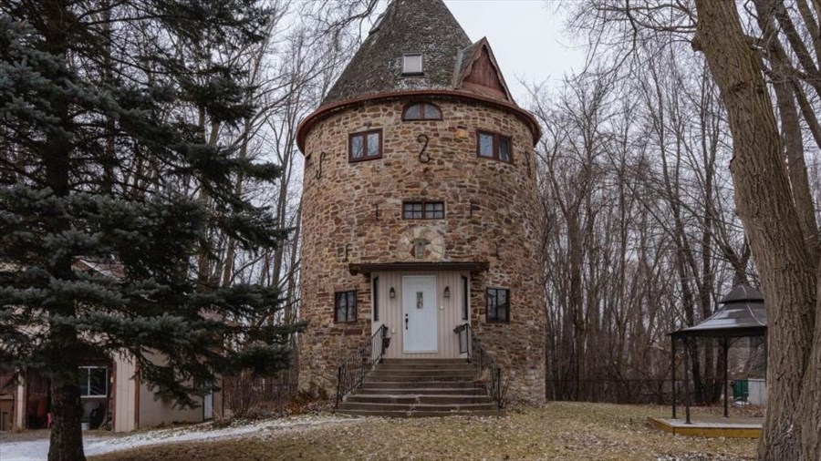 Un moulin à vent transformé en résidence privée est à vendre