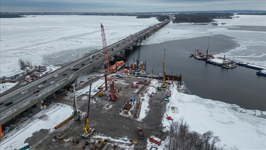 Présence de brise-glaces près du pont de l'Île-aux-Tourtes