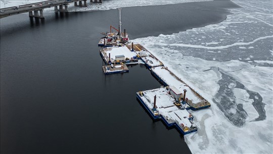 Icebreakers near the Île-aux-Tourtes bridge