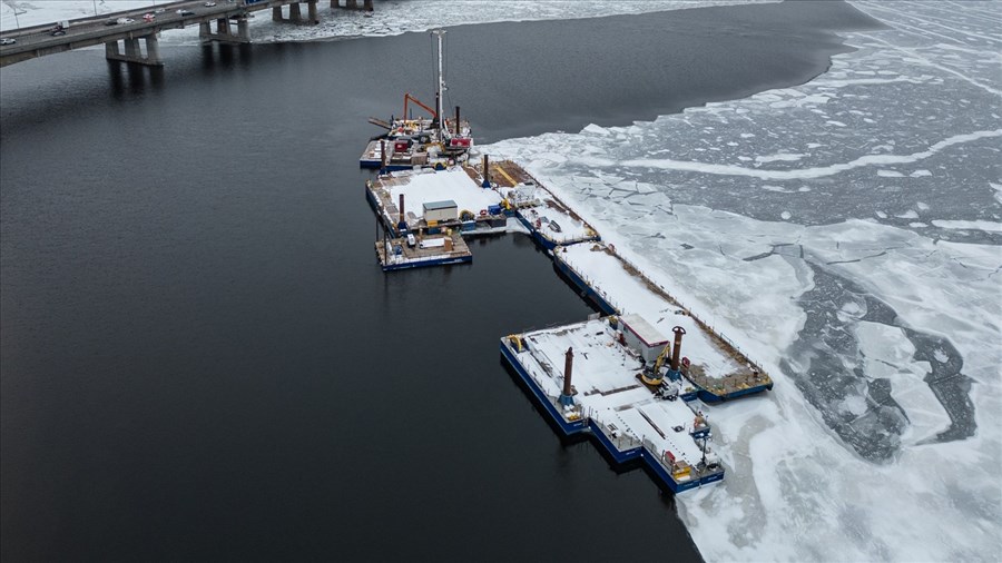 Icebreakers near the Île-aux-Tourtes bridge