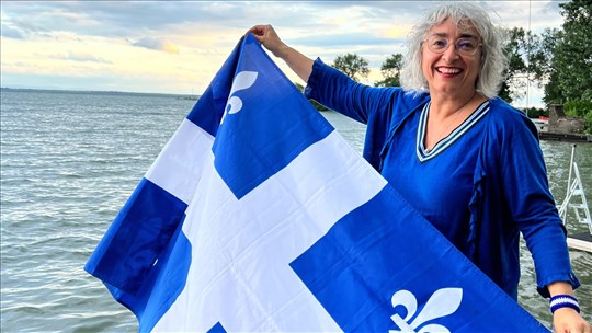 Jour du drapeau: Claude DeBellefeuille célèbre le Fleurdelisé