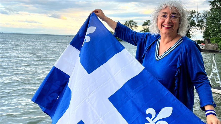 Jour du drapeau: Claude DeBellefeuille célèbre le Fleurdelisé