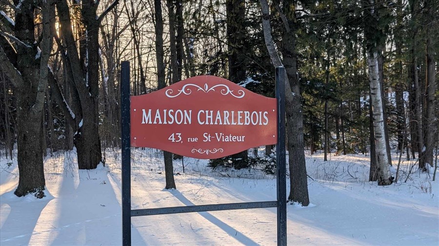 Maison Charlebois: Petition against zoning change  