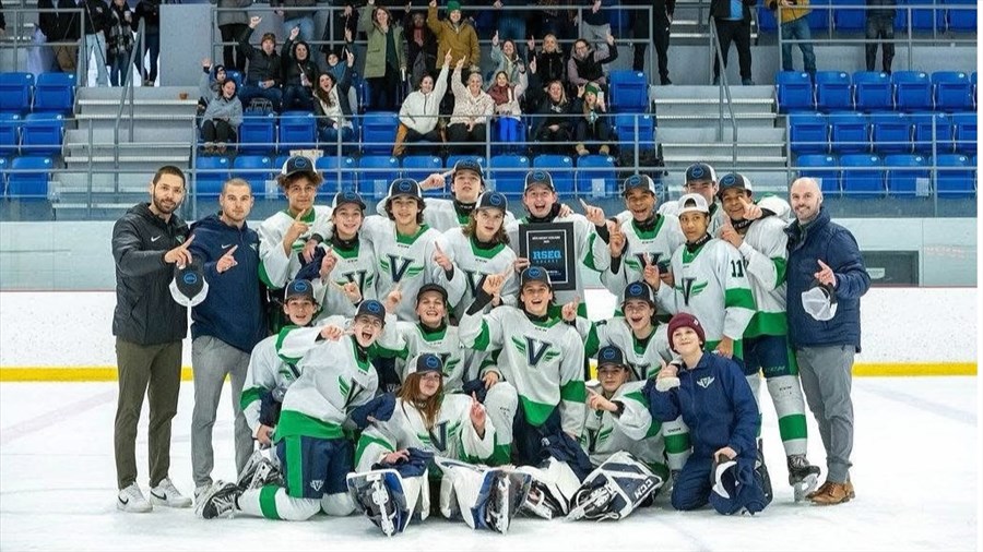 Le Collège Bourget remporte le Défi hockey RSEQ à Alma 