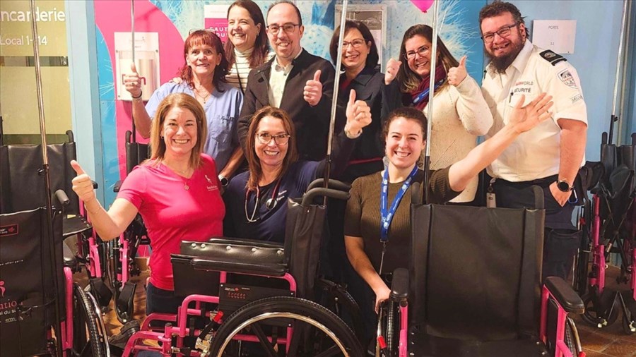 New pink wheelchairs at Hôpital du Suroît  