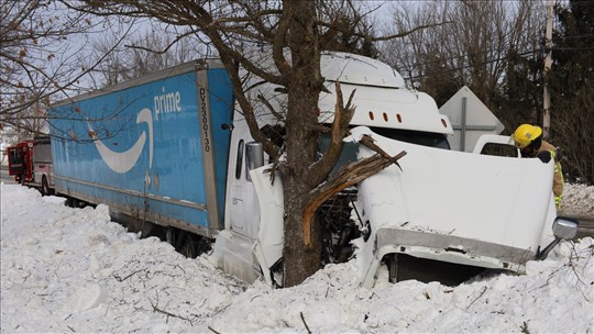 Un poids lourd fait une sortie de route sur la 201 à Coteau-du-Lac 