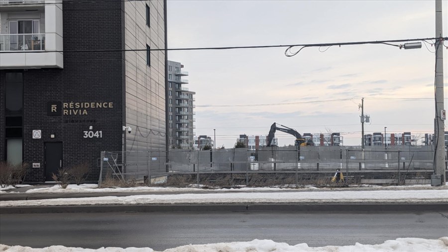 La construction reprend sur le chantier adjacent à la Résidence Rivia 