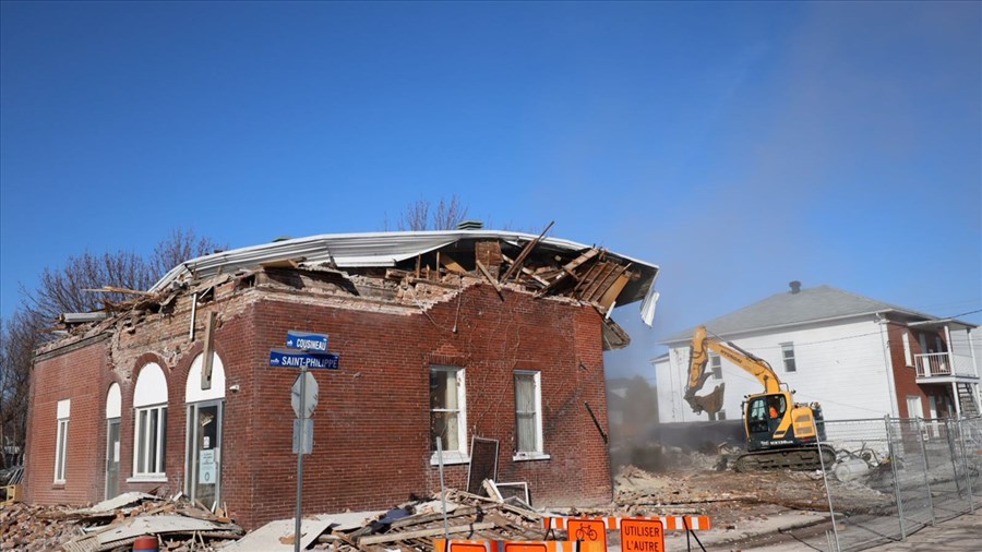 Démolition d'une ancienne caserne datant de 1899 à Salaberry-de-Valleyfield 