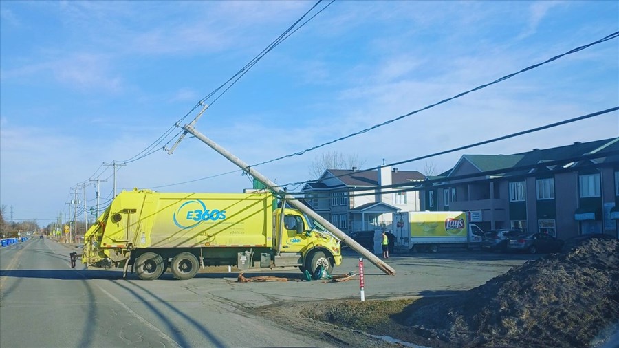 Collision entre un camion de recyclage et un poteau électrique aux Cèdres