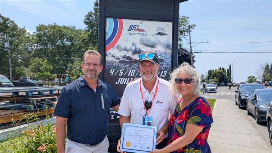 Régates de Valleyfield: Yves-François Blanchet remet un certificat honorifique 