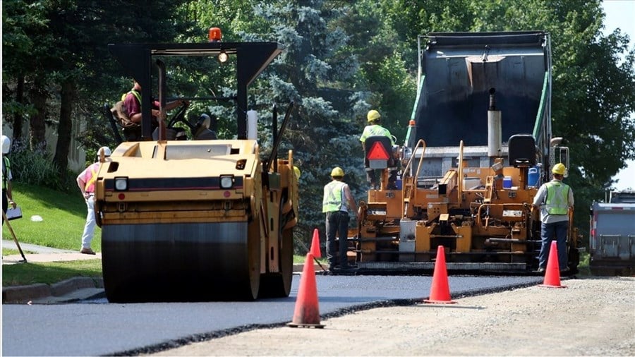 Travaux de pavage en cours aux Cèdres 