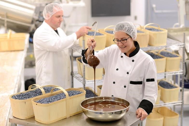 Les Bleuets Enrobés De Chocolat Noir Des Pères Trappistes Sont Arrivés Saguenay Lac St Jean 