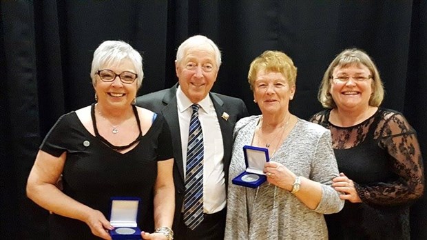 Deux bénévoles de Valleyfield se font récompenser