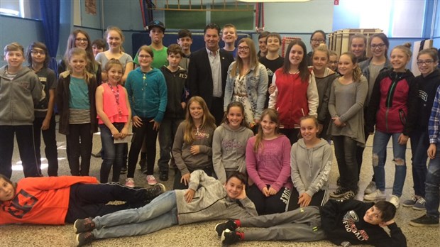Guy Leclair rend visite aux élèves de l'école Marie-Rose