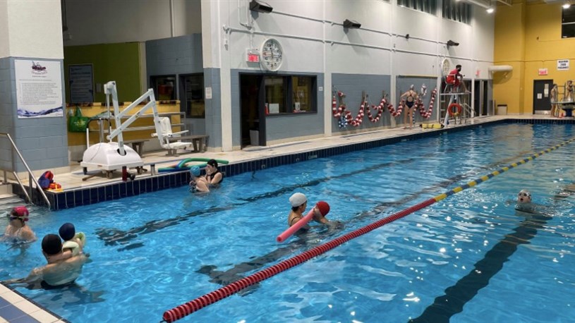 A Dour, la piscine du Belvédère attire malgré les nuages - La DH/Les Sports+