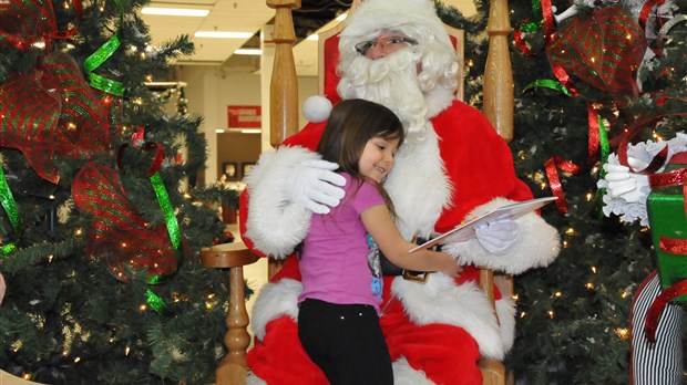 Le Pere Noel Arrive Aux Galeries Jonquiere Saguenay Lac St Jean Neomedia